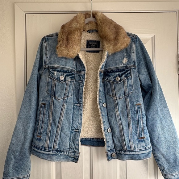 Abercrombie & Fitch Jackets & Blazers - Vintage Abercrombie Sherpa Lined Denim Jacket w/ Fur Collar Y2K Women’s Small